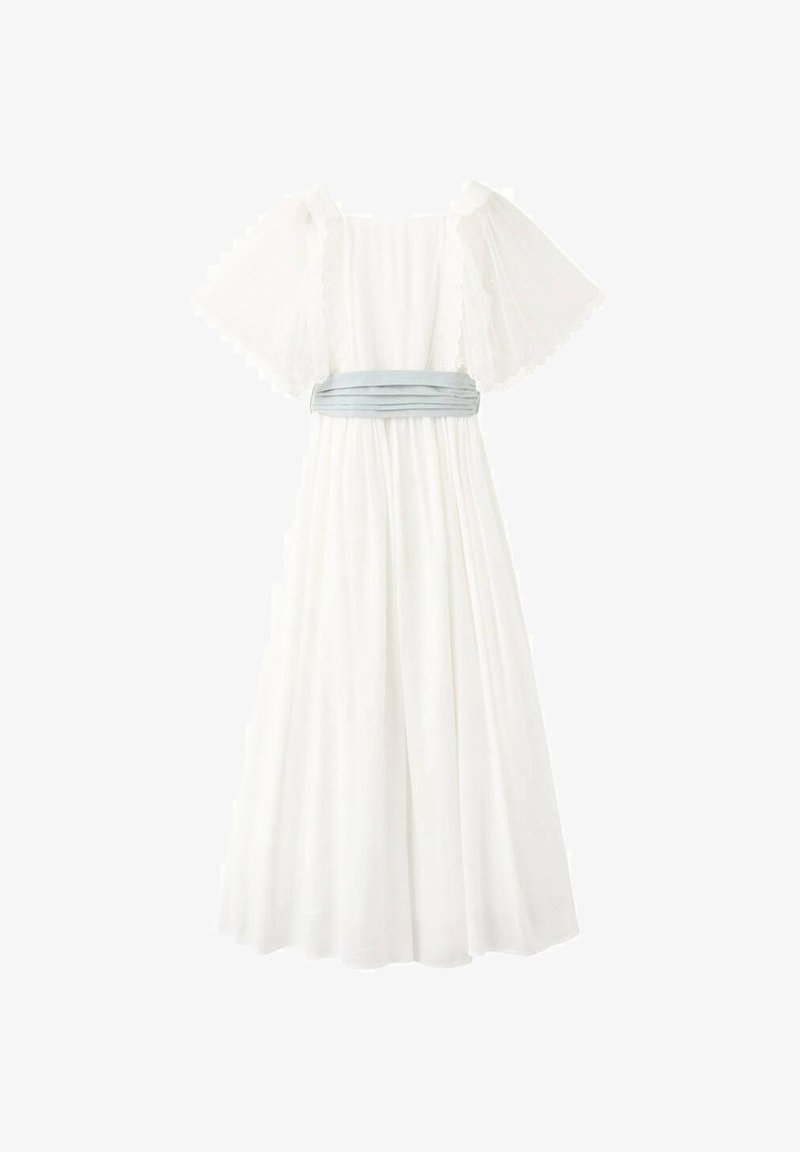 Bílé plynulé šaty s průsvitnými rukávy zdobenými krajkou a širokým, světle modrým nabráným páskem v pase, dlouhé až na zem.