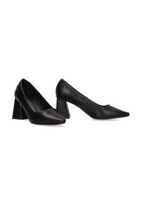 Zapatos de tacón alto de cuero negro con punta afilada y un tacón grueso y geométrico. Textura suave con mínimas embellishments.