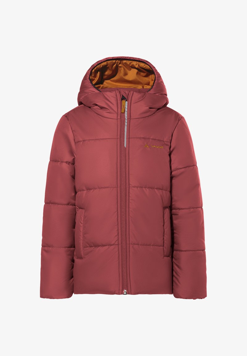 Casaco acolchoado vermelho com capuz, apresentando um material exterior liso, fecho de correr na frente e forro interior laranja em contraste.