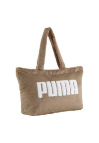 Bolso tote de piel sintética marrón con dos asas, que presenta un destacado logo blanco de "PUMA" en el centro. Textura suave y forma rectangular.
