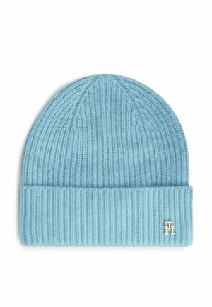 Gorro de punto acanalado en azul claro con puño doblado y pequeño logo TH en tono dorado en el lado derecho del puño.
