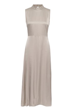 Bež midi obleka iz satena brez rokavov z visokim ovratnikom in zapiranjem na gumbe na hrbtni strani, s tekočo in gladko silhueto.