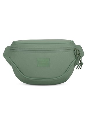 Riñonera de tela verde con forma curva, bolsillo frontal con cremallera y correa ajustable. Material texturizado con un pequeño parche logo.
