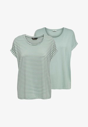 Twee kortärmige t-shirts in lichtgroen. Het ene heeft horizontale witte strepen; het andere is effen lichtgroen. Beide hebben ronde neklijnen.