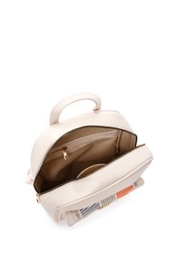 Sac à dos en simili cuir crème avec zip doré, compartiments ouverts doubles et un accent en tissu imprimé en bas. Forme durable et structurée.