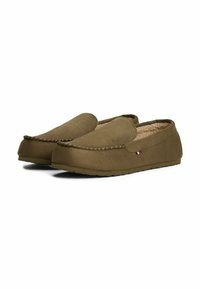Mocasin de casa tipo slip-on en verde olivo, con suave material de ante, detalles cosidos y un interior acolchado, con un pequeño acento de logo.