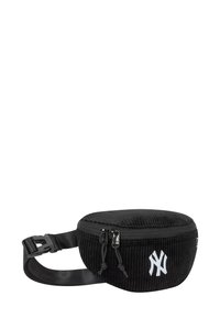 Marsupio in velluto a coste nero con chiusura a zip, caratterizzato da una forma rotonda, tracolla regolabile e dettaglio logo bianco sul davanti. Superficie testurizzata.