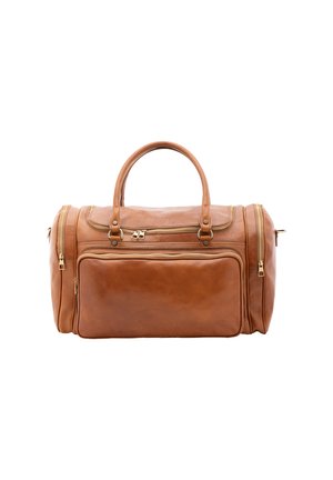 Sac de voyage en cuir marron avec deux poignées supérieures, plusieurs compartiments zippés et une texture lisse. Comprend des accents en métal doré.