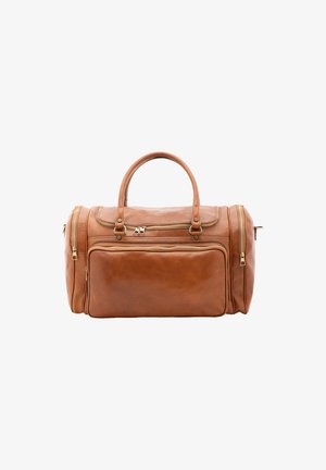 Sac de voyage en cuir marron avec deux poignées supérieures, plusieurs compartiments zippés et une texture lisse. Comprend des accents en métal doré.