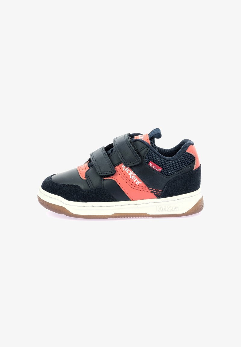 Baskets noires et corail en mesh et daim, dotées de deux bandes Velcro, d'une pointe arrondie et d'une semelle en caoutchouc blanche.