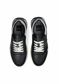 Sneaker neri e blu con lacci bianchi, texture in pelle liscia, dettaglio perforato sulla punta e suola in gomma. Logo visibile sulla linguetta.