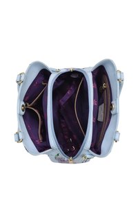 Lichtblauwe handtas met drie compartimenten, voorzien van paarse bloemenvoering, gouden hardware en een getextureerde leren buitenkant.