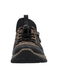 Chaussure en cuir noir et imprimé animal avec un bout rond, un design à lacets, un toggle élastique et un zipp sur le côté. Semelle texturée avec crampons.