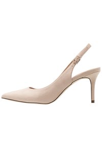 Pompe en suédine beige à talon aiguille, avec un bout pointu et une fine bride de cheville. Texture lisse, détails minimalistes.