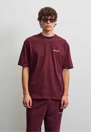 Pegador, LOGO OVERSIZED TEE - Basic T-shirt - washed dark red white