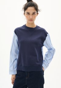 Felpa navy con maniche a strisce blu, scollatura rotonda e polsini a costine. Design casual con tessuti a contrasto e vestibilità rilassata.