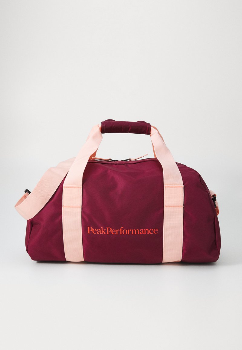 Bordeauxkleurige sporttas met roze banden, voorzien van een logo in oranje. Gemaakt van duurzaam materiaal met een soepele textuur en een gewatteerde handgreep.