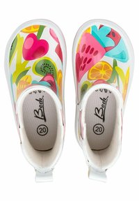 Kleurige rubberen regenlaarzen met een fruit- en bladerenpatroon, glanzende afwerking, witte basis en een trekband voor gemakkelijk aan- en uittrekken. Maat gemarkeerd aan de binnenkant.