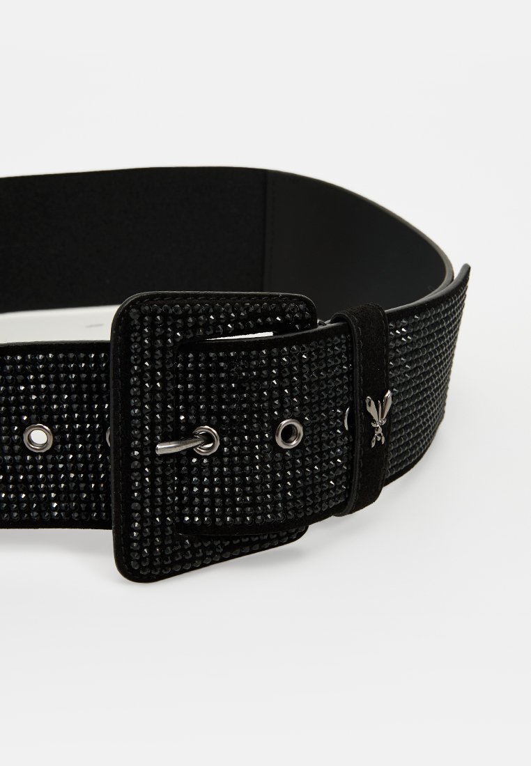 Czarny pasek z fakturowaną powierzchnią ozdobioną małymi cyrkoniami, prostokątną klamrą oraz zamszowymi akcentami z metalowymi detalami.