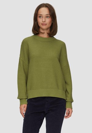Pull en tricot côtelé vert avec un col rond, des épaules tombantes et une coupe décontractée. Manches longues et finition texturée.
