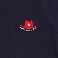Námornícké tričko s červenou vyšívanou kovbojsou čiapkou s bielou hviezdou a nápisom "Copenhagen Cougars" v bielej farbe pod ňou.