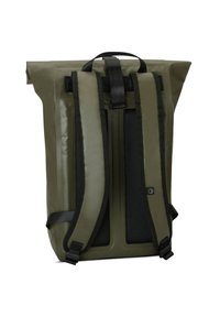 Olajzöld vízálló hátizsák. Görgethető záródással, párnázott fekete hálós vállpántokkal és elegáns, tartós anyagokkal készült dizájnnal rendelkezik.