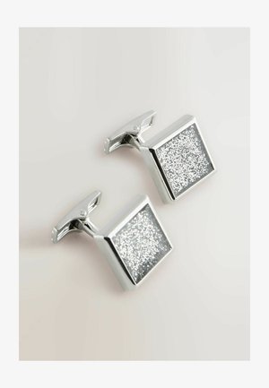 Sølvmanchetknapper med en firkantet form, der har en tekstureret overflade med indlejrede sølvpartikler, fastgjort med en klassisk hængselåbning.