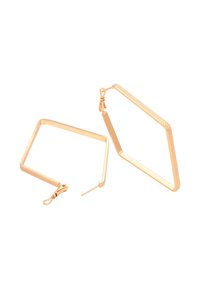 Guld-tone store geometriske Pentagon-hoop øreringe med teksturerede kanter og hængslet spænde på hvid baggrund.