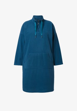 Fleece pulloverkjole i dyb teal, med højt krave, halvlukning, frontlomme og båndtræk. Blødt struktureret stof.