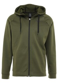 Sudadera con cremallera color verde oliva, hecha de un tejido suave, que cuenta con una capucha ajustable, detalles en negro y bolsillos laterales con una textura suave.