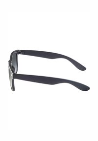 Schwarze Kunststoffsonnenbrille mit dunklen Gläsern und matter Oberfläche. Verfügt über schlanke, leicht gebogene Bügel und Gelenkdetails für Langlebigkeit.