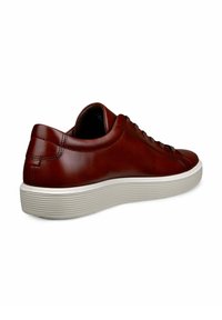 Sneaker in pelle marrone con finitura liscia, punta arrotondata e suola in gomma bianca a contrasto. Presenta un design con lacci e dettagli cuciti.