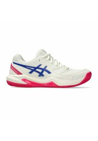 Chaussures de sport, dessus en maille blanche avec accents et logo bleus, semelle en caoutchouc rose, design à lacets, motif texturé sur les côtés.