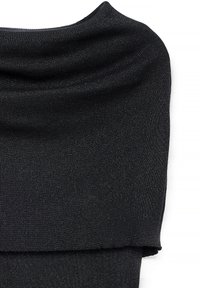 Zwarte gebreide stof met een gladde textuur, voorzien van een gedrapeerde halslijn en gelaagd ontwerp, wat een zachte, elegante uitstraling creëert.