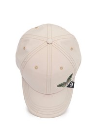 Gorra de algodón beige con mariposa verde bordada en el lateral. Cuenta con seis paneles, ojales de ventilación y un visera curva.