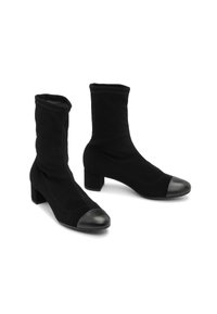 Bottes noires mi-mollet avec talons carrés et bouts en cuir lisse, fabriquées en tissu extensible doux.