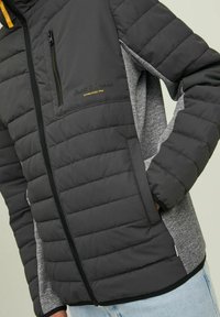 Jack & Jones JCOBERG HYBRID JACKET - Jas - asphalt