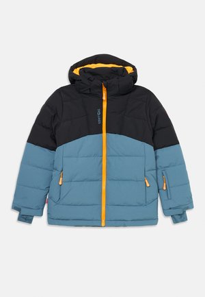 Giacca imbottita con parte superiore nera e parte inferiore azzurra chiara, dotata di zip arancione, cappuccio e tasche con zip. Progettata per il calore.