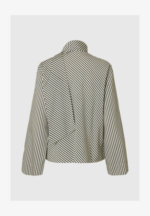 Černo-bílý pruhovaný dlouhý rukáv s vysokým límcem a asymetrickým překrývajícím se detailem na zadní straně.