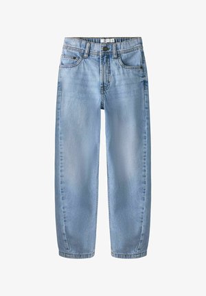 Svetlo modre jeans hlače iz jeansa z elastičnim pasom, sprednjo zadrgo, gumbi in zasnovo s petimi žepi, prikazane od spredaj na belem ozadju.