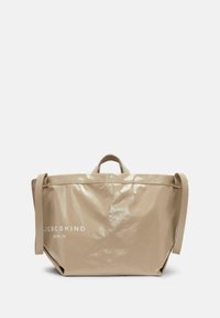 Borsa tote beige lucida con finitura morbida e testurizzata. Presenta manici doppi e una lunga tracolla. Logo "LIEBESKIND BERLIN" stampato in bianco.