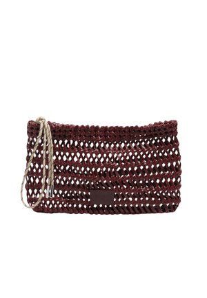 Kleine rechteckige bordeauxrote gewebte Clutch mit offenem Gittermuster und beigem Kordelzug auf weißem Hintergrund.