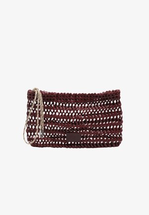 Kleine rechthoekige bordeauxrode geweven clutch met open rasterpatroon en beige trekkoordlus op een witte achtergrond.