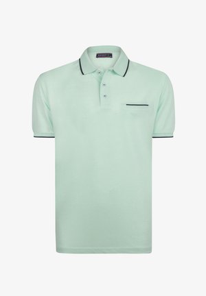 Jasnozielona koszulka polo z kołnierzykiem, zapięciem na trzy guziki oraz ciemnym wykończeniem rękawów i kieszeni. Miękka struktura i casualowy design.