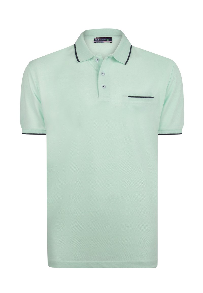Polo de color verde claro con cuello, tapeta de tres botones y ribetes oscuros en las mangas y el bolsillo. Textura suave y diseño casual.