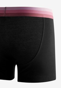 Boxer-briefs noirs avec une ceinture douce aux dégradés de rose. Texture lisse, coupe ajustée et design classique avec une ouverte de jambe arrondie.