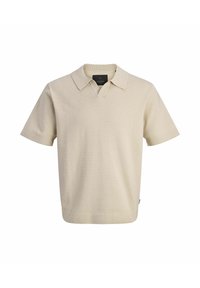 Polo à manches courtes beige clair avec col en V, col côtelé et texture douce ; présente une coupe droite et des détails de couture subtils.