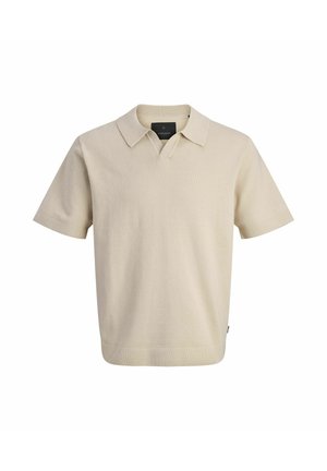 Polo à manches courtes beige clair avec col en V, col côtelé et texture douce ; présente une coupe droite et des détails de couture subtils.
