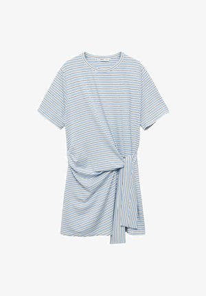 Stribet T-shirt kjole i lyseblå med varierende bredder af hvide og brune striber. Har en knyttet detalje i siden og korte ærmer.