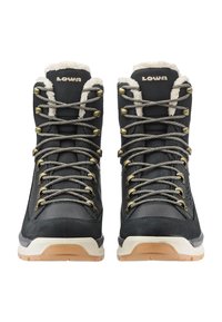 Schwarze Wanderschuhe mit einem Kunstfellkragen, metallischen Ösen und grauen Schnürsenkeln. Sie verfügen über eine strukturiert gestaltete Seite und eine robuste Gummisohle.